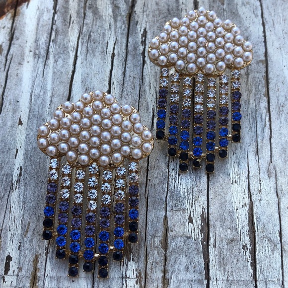 Jewelry - 🌧Silver Lining Drop Earrings!